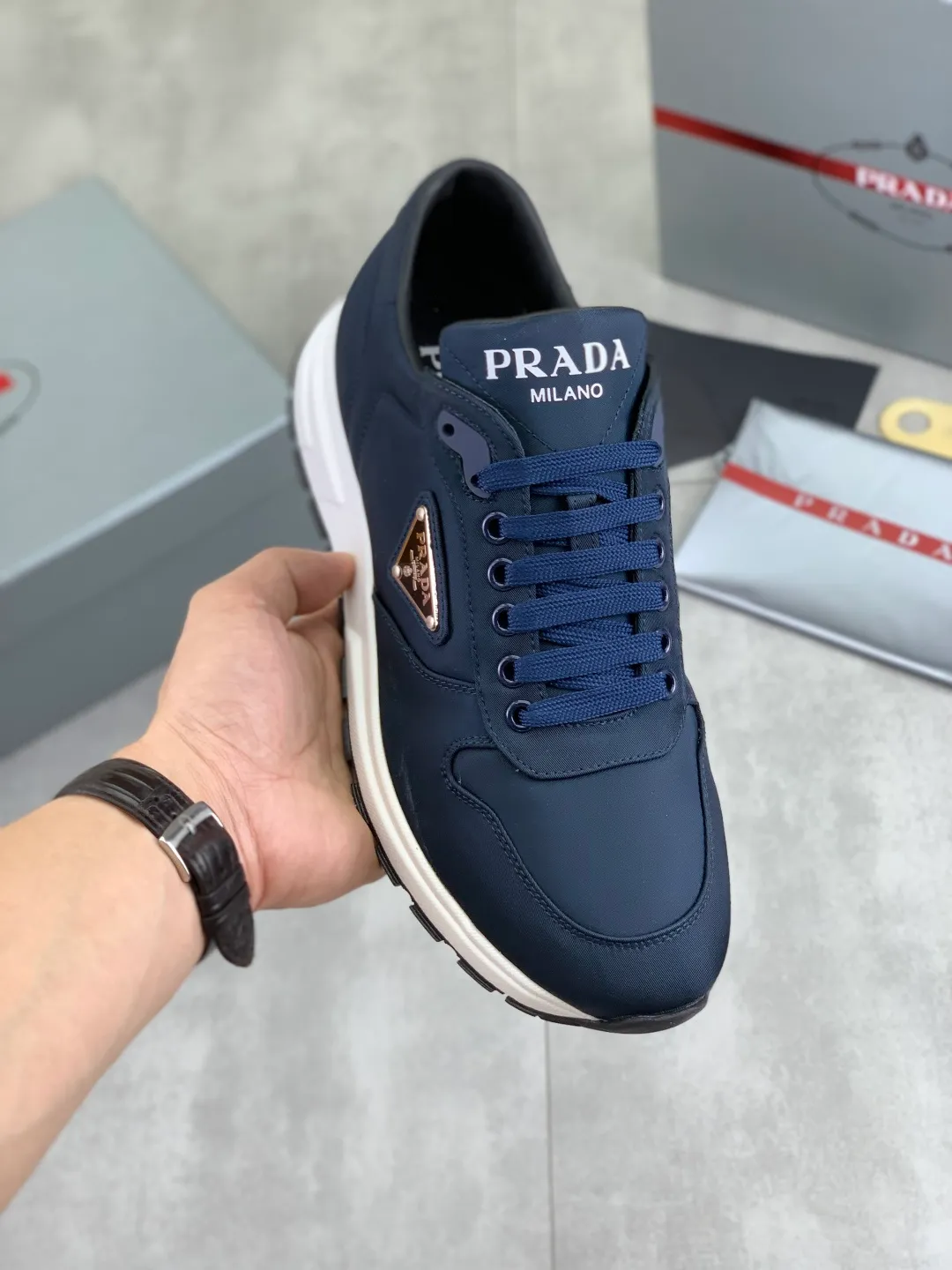 Men's shoes 💰P540 new (higher version) new PRADA (Prada) classic models are on the market at the same time, new men's shoes, 😘fabrics are selected from original imported calfskin. First layer of imported cowhide lining. The original version is awesome! 👍🏿Original open-molded non-slip PU outsole, with exquisite lines, simple and elegant, super comfortable and classy on foot, suitable for leisure travel. Code number: 38-45 (46 customized) 3️⃣ colors available